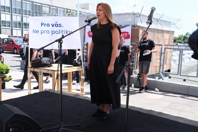 Aneta Langerová na protestu zaveřjnoprávní média.