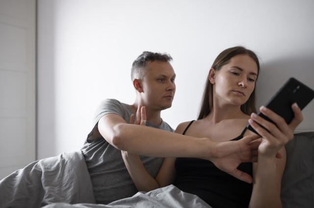„Mám pocit, že mě manželka podvádí s kolegou z práce, ale nemám důkazy,“ přiznává Martin