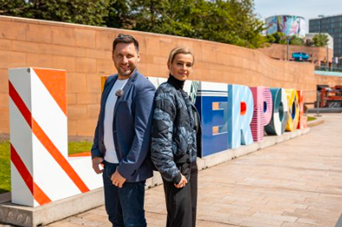 Ivana společně s Martinem Písaříkem provází pořadem Bedeker