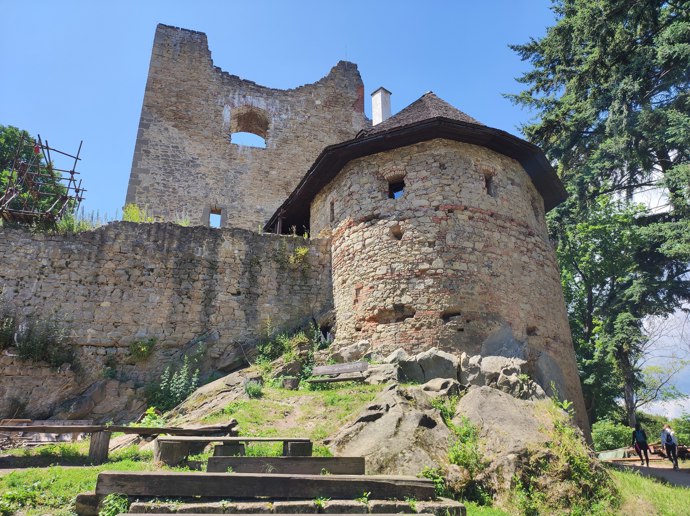 Orlík, Cimburk, Rabí, Trosky a Zlenice: zříceniny, kde to v létě žije. V červenci tu na návštěvníky čekají středověké pochoutky, hudba, adrenalin i šermíři Orlík, Cimburk, Rabí, Trosky a Zlenice: zříceniny, kde to v létě žije. V červenci tu na návštěvníky čekají středověké pochoutky, hudba, adrenalin i šermíři