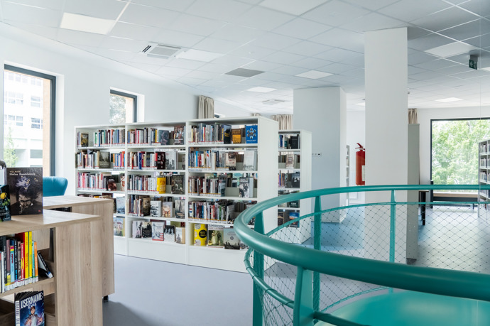 Přízemí slouží hlavně rychlým návštěvám a každodenním službám, zatímco horní podlaží nabízí klidnější prostředí pro delší pobyt. Přízemí slouží hlavně rychlým návštěvám a každodenním službám, zatímco horní podlaží nabízí klidnější prostředí pro delší pobyt.