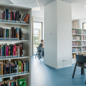 Nová knihovna na Černém Mostě ukazuje, jak může vypadat veřejný prostor 21. století. Sází na design, světlo i komunitní život Nová knihovna na Černém Mostě ukazuje, jak může vypadat veřejný prostor 21. století. Sází na design, světlo i komunitní život