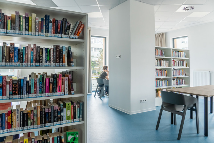 Nová knihovna na Černém Mostě ukazuje, jak může vypadat veřejný prostor 21. století. Sází na design, světlo i komunitní život Nová knihovna na Černém Mostě ukazuje, jak může vypadat veřejný prostor 21. století. Sází na design, světlo i komunitní život