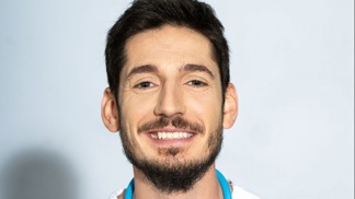 Pediatr Cyril Matějka "Děckař" vydal knihu praktických rad pro rodiče Děcké lékařství, která dostala cenu Magnesia Litera