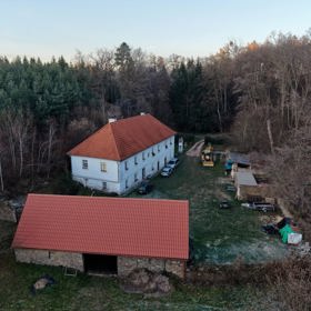 Alan Jarkovský si před zavřením stihl postavit rozsáhlé sídlo.