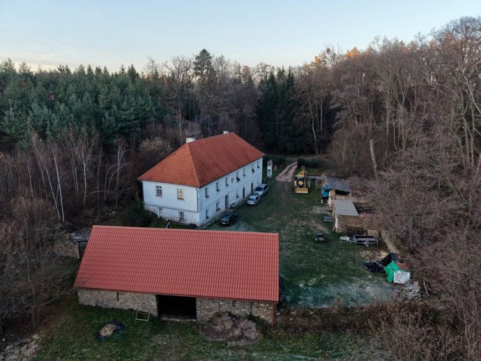 Alan Jarkovský si před zavřením stihl postavit rozsáhlé sídlo.
