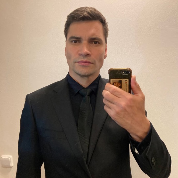 Daniel Stach se postavil do čela stovek zaměstnanců, kteří v černém oblečení vyrazili bránit nezávislost ČT.