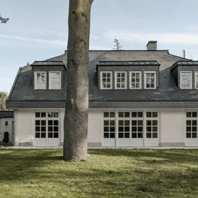 Velká okna, historické krby a zahrada jako soukromý park. Do této vily bychom se nastěhovali okamžitě Velká okna, historické krby a zahrada jako soukromý park. Do této vily bychom se nastěhovali okamžitě
