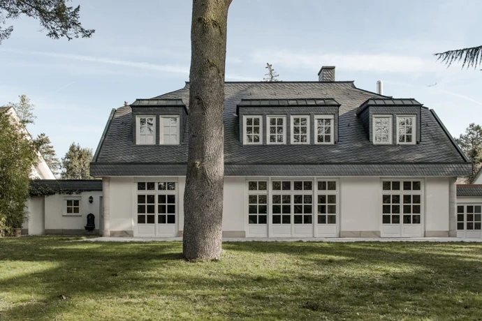 Velká okna, historické krby a zahrada jako soukromý park. Do této vily bychom se nastěhovali okamžitě Velká okna, historické krby a zahrada jako soukromý park. Do této vily bychom se nastěhovali okamžitě