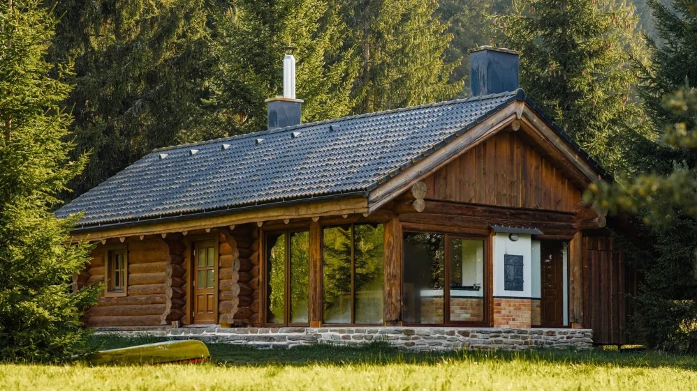 Stylový srub na břehu rybníka uprostřed šumavské přírody nabízí vysněný únik z města nejen pro rybáře