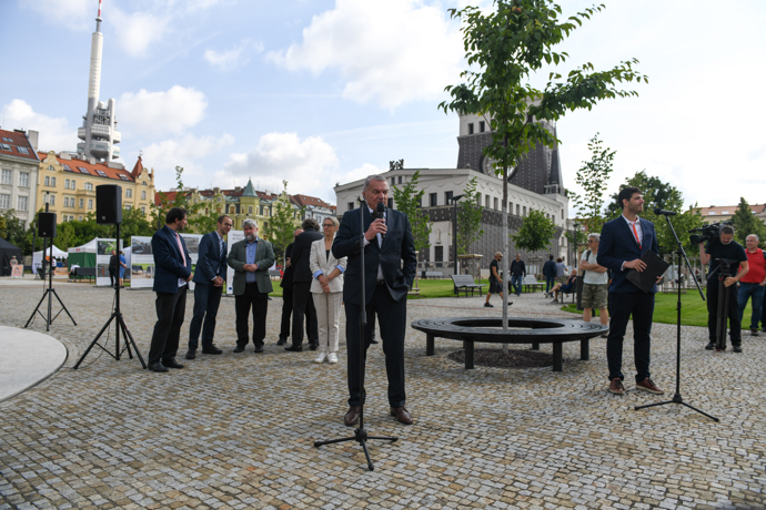 Po dlouhém čekání se Jiřák otevírá v nové podobě. Proměna ikonického náměstí přinesla více stromů, vody i příjemných míst k posezení Po dlouhém čekání se Jiřák otevírá v nové podobě. Proměna ikonického náměstí přinesla více stromů, vody i příjemných míst k posezení