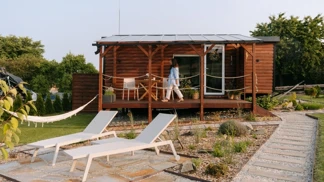 Sauna, gramofon, venkovní kuchyně i farmářské snídaně: Sabina s Petrem připravili pro hosty v Maringotce za humny místo pro snový odpočinek