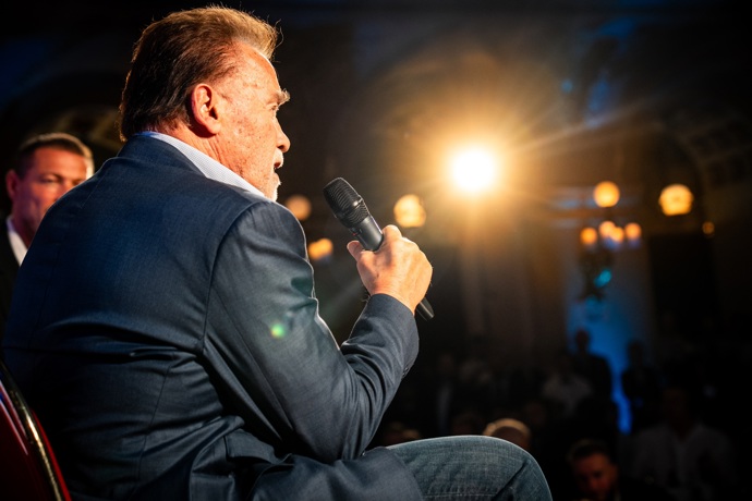 Legenda kulturistiky a akčních bijáků má hodně nabitý itinerář. Kdyby se nedostavil, mohlo to pro projekt Noc s legendou znamenat krach.