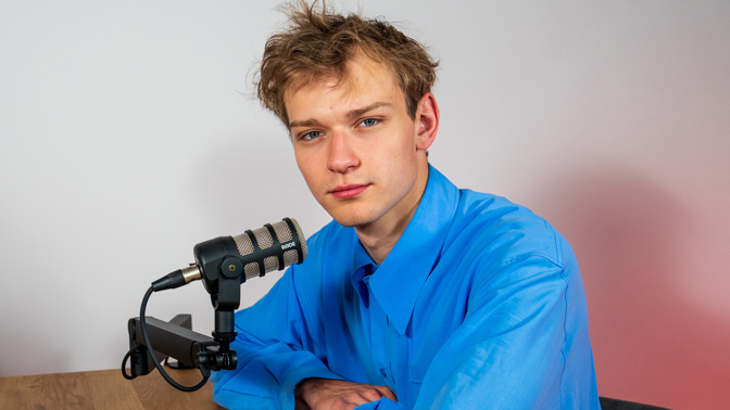 „Jsem workoholik a zapomínám jezdit domů za mámou,“ přiznává herec Tomas Sean Pšenička