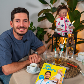 Talk show Na kafeečko navštívil slavný český pediatr Cyril Děckař.