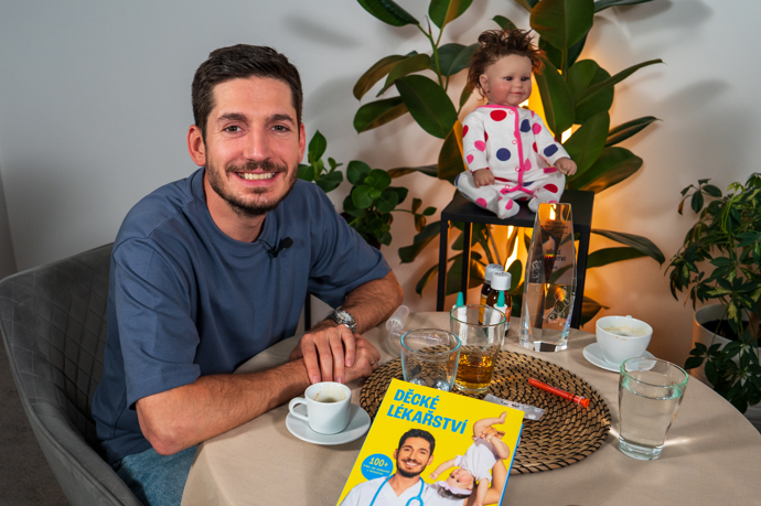 Talk show Na kafeečko navštívil slavný český pediatr Cyril Děckař.