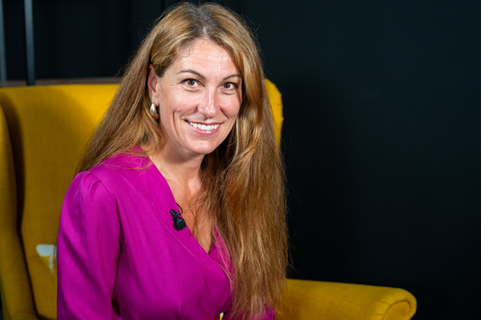 Extra host Eva Decroix.
