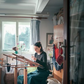Základní krojové části jsou: malá spodnička, velká spodnice, košile, šněrovačka, vrchní sukně, zástěra, kosička, čepec nebo vínek, kapesníček do ruky, punčochy a střevíce Základní krojové části jsou: malá spodnička, velká spodnice, košile, šněrovačka, vrchní sukně, zástěra, kosička, čepec nebo vínek, kapesníček do ruky, punčochy a střevíce