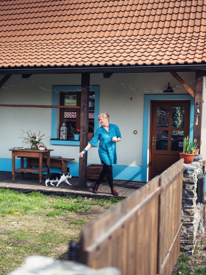 Modře září i vstup do domu