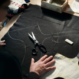 V podšívce šněrovačky jsou schované i koňské žíně, slouží jako další vyztužení jádra šněrovačky V podšívce šněrovačky jsou schované i koňské žíně, slouží jako další vyztužení jádra šněrovačky