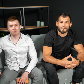 Jakub Jíra a Makhmud Muradov v pořadu eXtra Host.