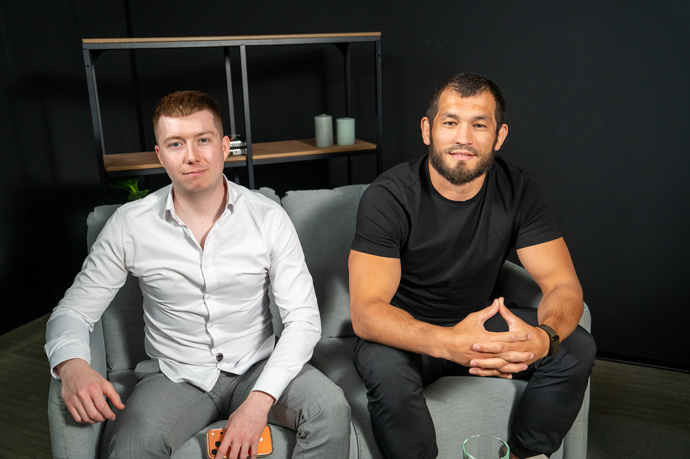 Jakub Jíra a Makhmud Muradov v pořadu eXtra Host.