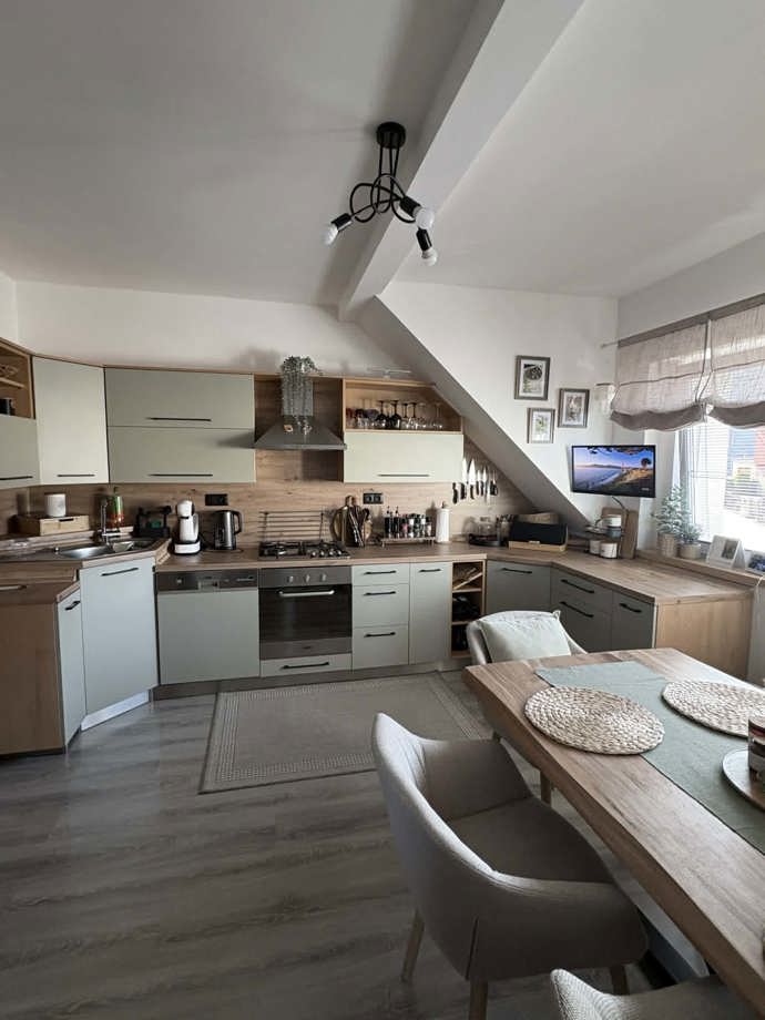 Proměna kuchyně bez bourání: Modrou linku nahradila šalvějová zelená, dřevo a mnohem klidnější atmosféra