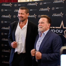 Arnold Schwarzenegger po boku Petra Jákla.