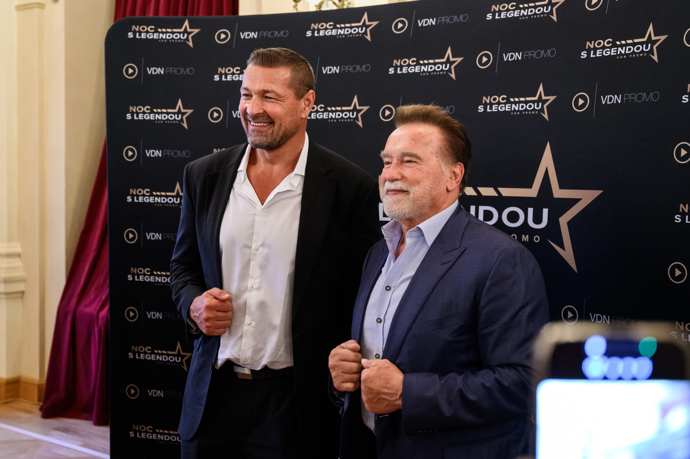 Arnold Schwarzenegger si večer s fanoušky náramně užil.