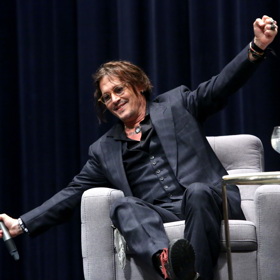 Johnny Depp přiletěl do Varů v roce 2021 a všem ukazoval, jak vypadalo jeho letadlo.