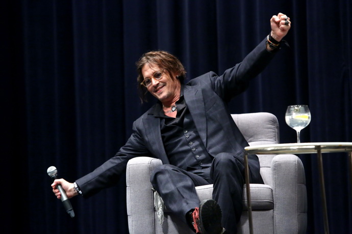 Johnny Depp přiletěl do Varů v roce 2021 a všem ukazoval, jak vypadalo jeho letadlo.