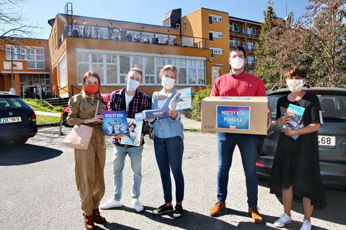 Herci z Modrého kódu pomáhali rozvážet roušky