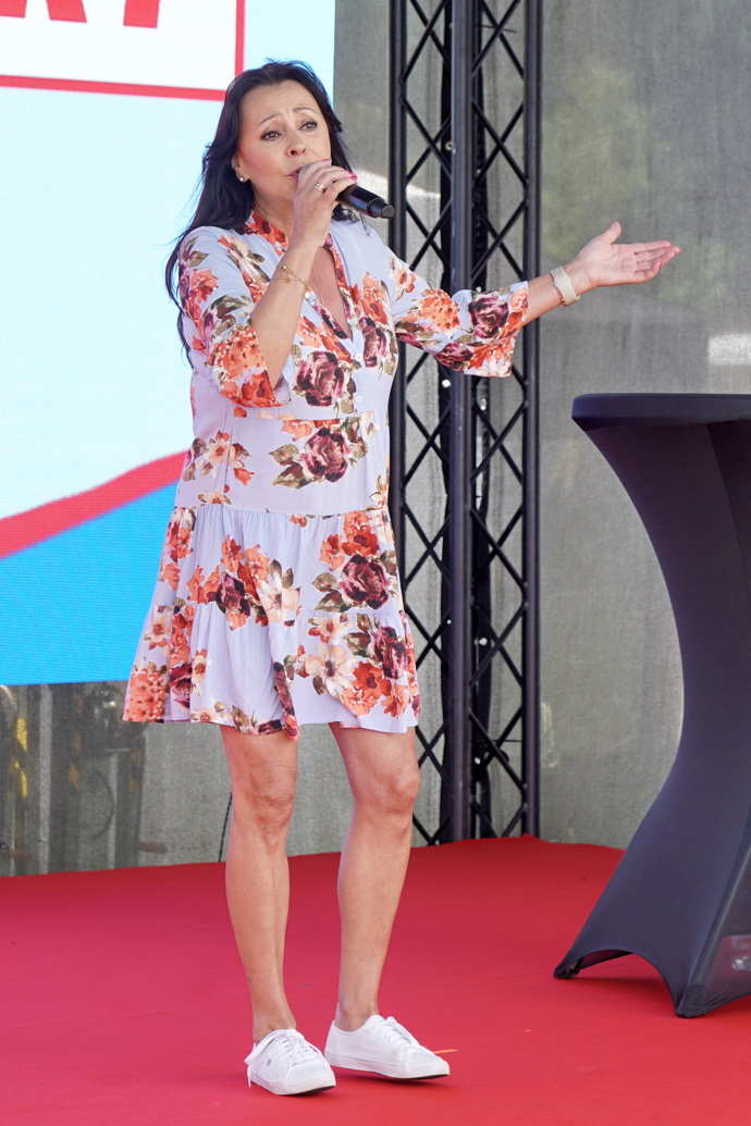 Krásná Heidi Janků vystoupila na pódiu. 
