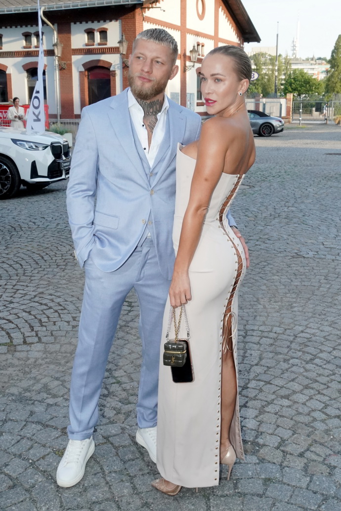Na Nelu dohlížel její partner Radek Roušal v pastelově modrém obleku.