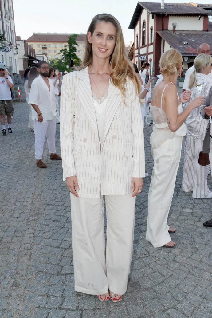 Jana Bernášková oblékla jednoduchý béžový kalhotový kostýmek. 
