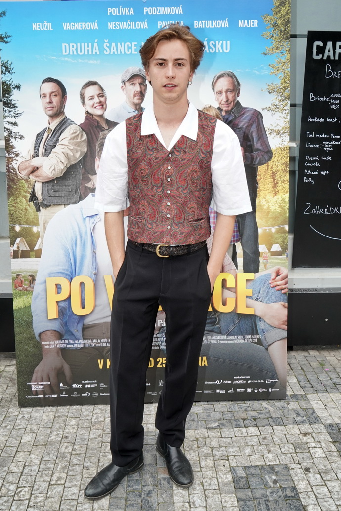 Maxmilián Dolanský oblékl bílou košili a růžovou vestu.