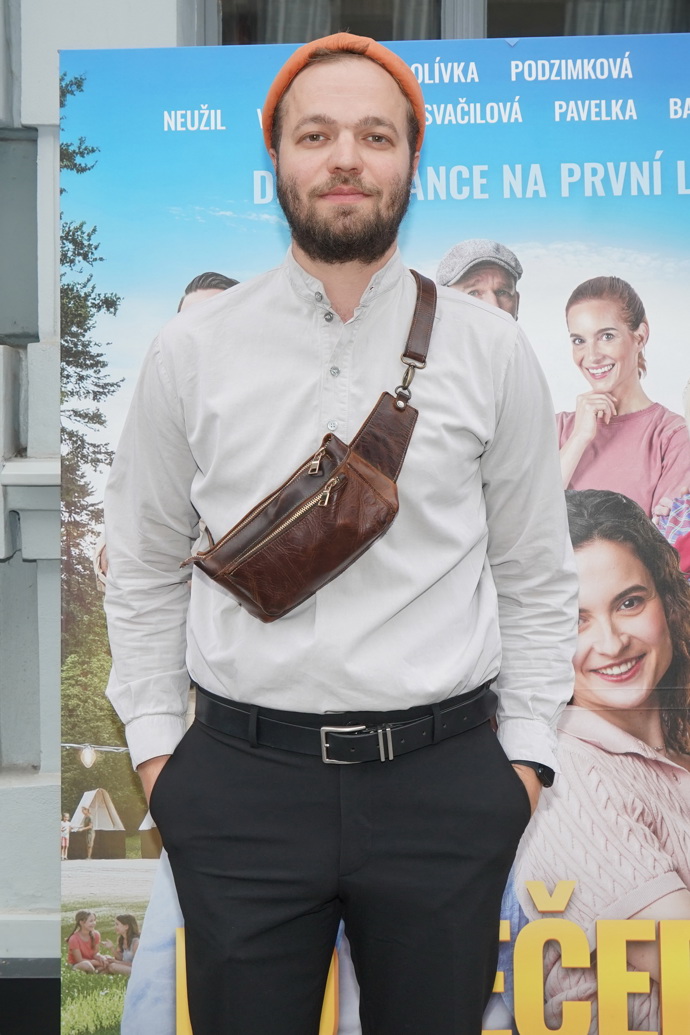 Herec do kina přišel ve slušivé oranžové čapce. 