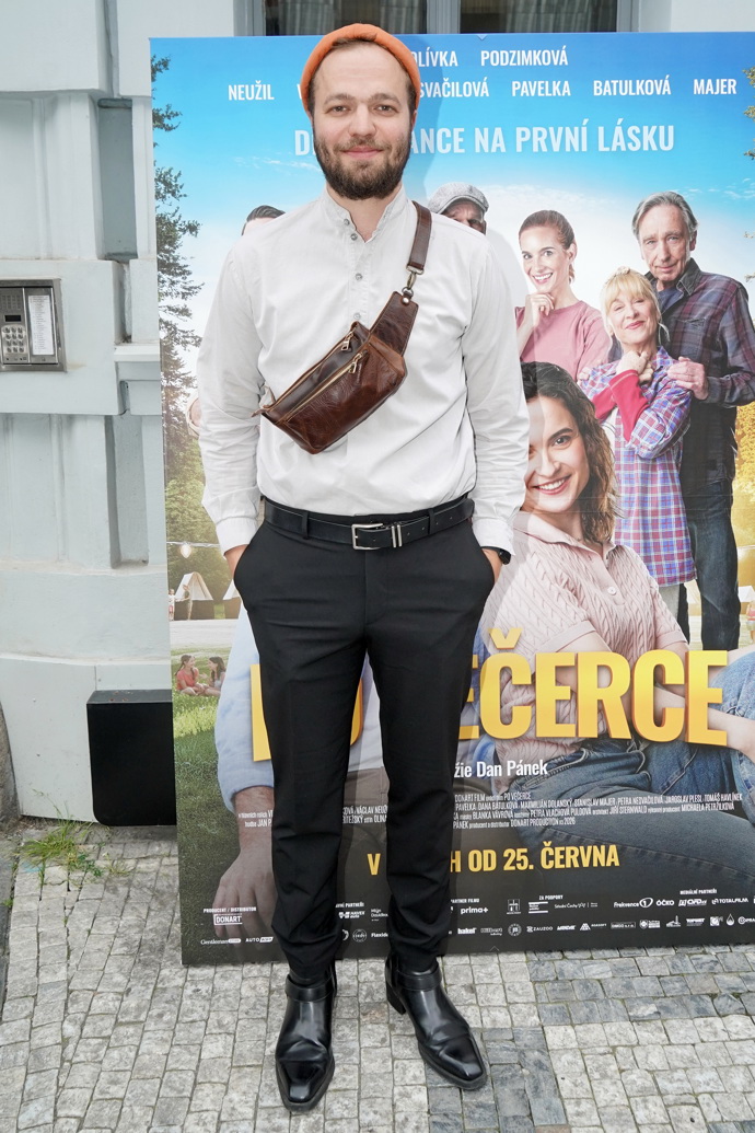 Tomáš Havlínek oblékl bílou košili a doplnil ji koženou crossbody ledvinkou.