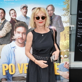 Dana Batulková oblékla elegantní černé šaty bez rukávů a doplnila je černými slunečními brýlemi.
