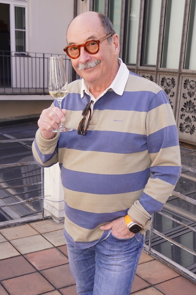 Fotograf Jadran Šetlík si knírkem tak trochu kompenzuje holou hlavu. 