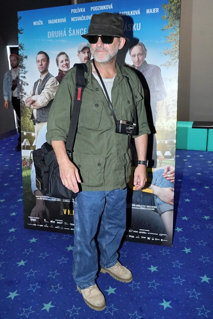 Herec oblékl khaki košili, díky které ladil s partnerkou, a fotografům se pochlubil i svým foťákem. 