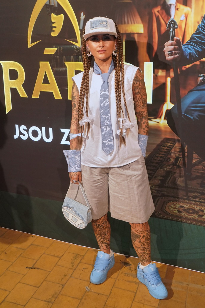 Sharlota copánky šperkuje svůj pánský styl.