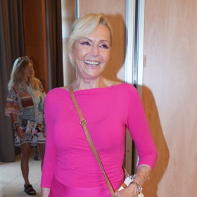 Helena Vondráčková chytře zvolila 3/4 rukáv i elegantní lodičkový výstřih. Pokud v létě nechcete ukazovat ruce a dekolt, takové topy jsou skvělou volbou