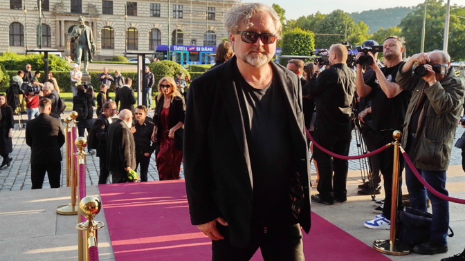 Jan Hřebejk měl zajímavou podšívku u saka, ale bohužel si zapomněl zapnout poklopec. Budiž mu samozřejmě odpuštěno...

