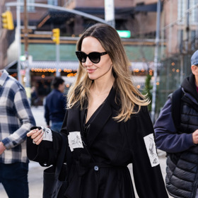 Angelina Jolie nosí Hamptons blond: Kadeřník vysvětluje, proč je tato barva vlasů skvělou strategií (nejen) pro zralejší ženy Angelina Jolie nosí Hamptons blond: Kadeřník vysvětluje, proč je tato barva vlasů skvělou strategií (nejen) pro zralejší ženy