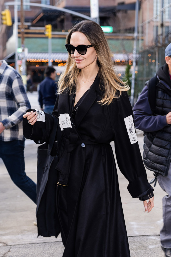 Angelina Jolie nosí Hamptons blond: Kadeřník vysvětluje, proč je tato barva vlasů skvělou strategií (nejen) pro zralejší ženy