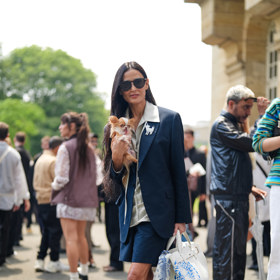 Demi Moore miluje ležérně elegantní módu. Tentokrát sáhla po lehkém blejzru a volných bermudách v módní námořnicky modré, které doplnila vzdušnou bílou košilí, gradiátorkami a vtipnou broží. Demi Moore miluje ležérně elegantní módu. Tentokrát sáhla po lehkém blejzru a volných bermudách v módní námořnicky modré, které doplnila vzdušnou bílou košilí, gradiátorkami a vtipnou broží.