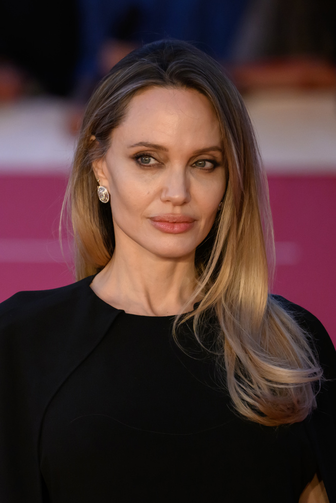 Angelina Jolie nosí Hamptons blond: Kadeřník vysvětluje, proč je tato barva vlasů skvělou strategií (nejen) pro zralejší ženy