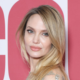 Angelina Jolie nosí Hamptons blond: Kadeřník vysvětluje, proč je tato barva vlasů skvělou strategií (nejen) pro zralejší ženy Angelina Jolie nosí Hamptons blond: Kadeřník vysvětluje, proč je tato barva vlasů skvělou strategií (nejen) pro zralejší ženy