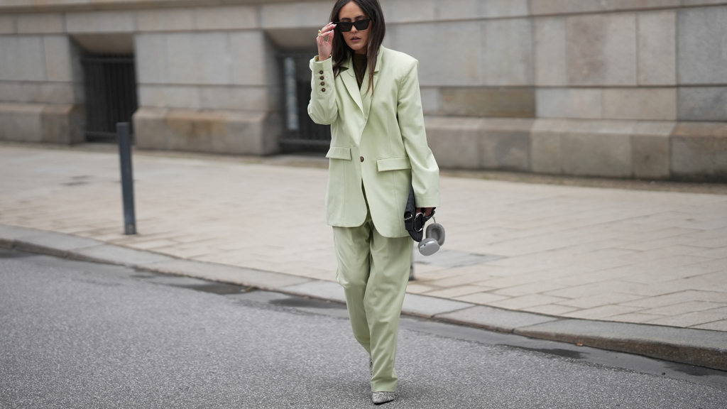 Zapomeňte v šatníku na flat white a čokoládu! Letní trendy 2026 ovládne delikátní odstín matcha green